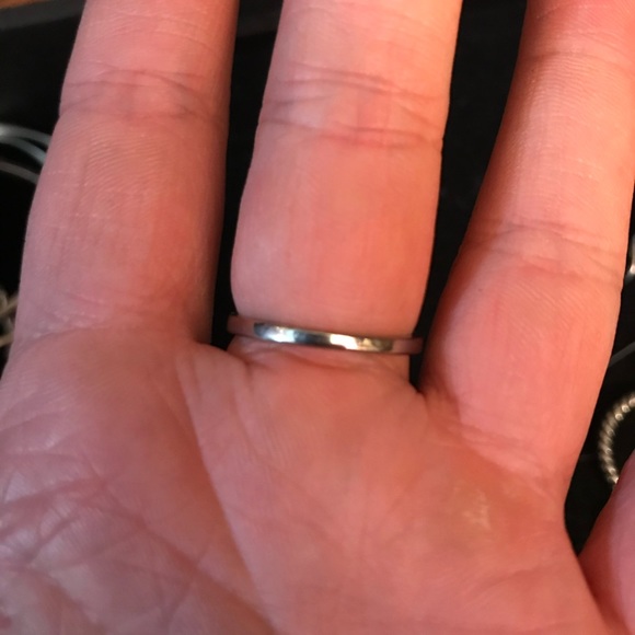 Silver Ring with Shell type design - Picture 3 of 3